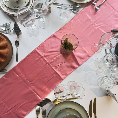 Chemin de table satin corail 30 x 275 cm