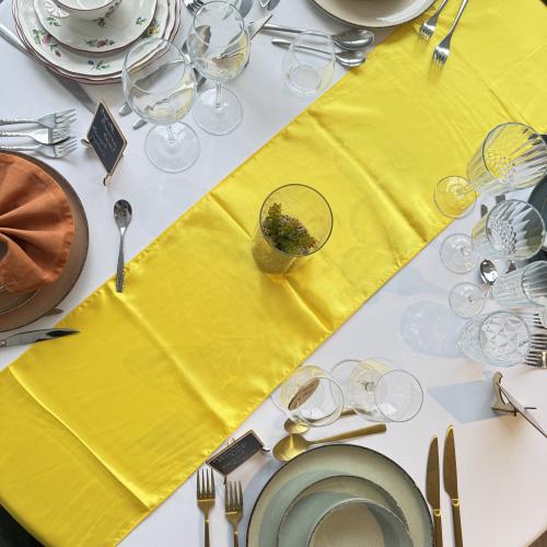 Chemin de table satin jaune 30 x 275 cm