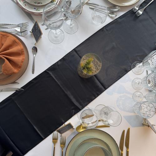 Chemin de table satin noir 30 x 275 cm