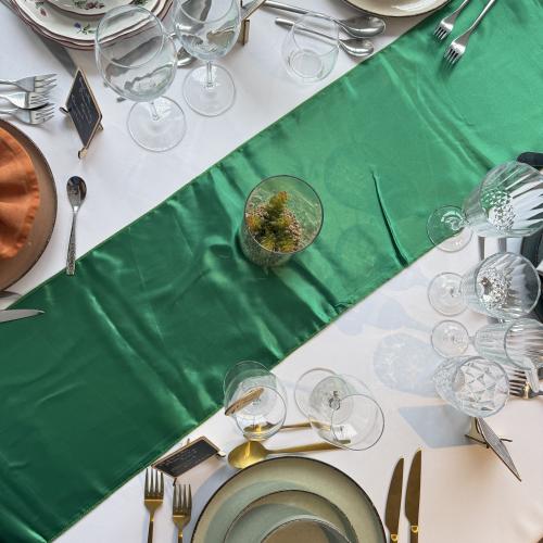 Chemin de table satin vert émeraude 30 x 275 cm 